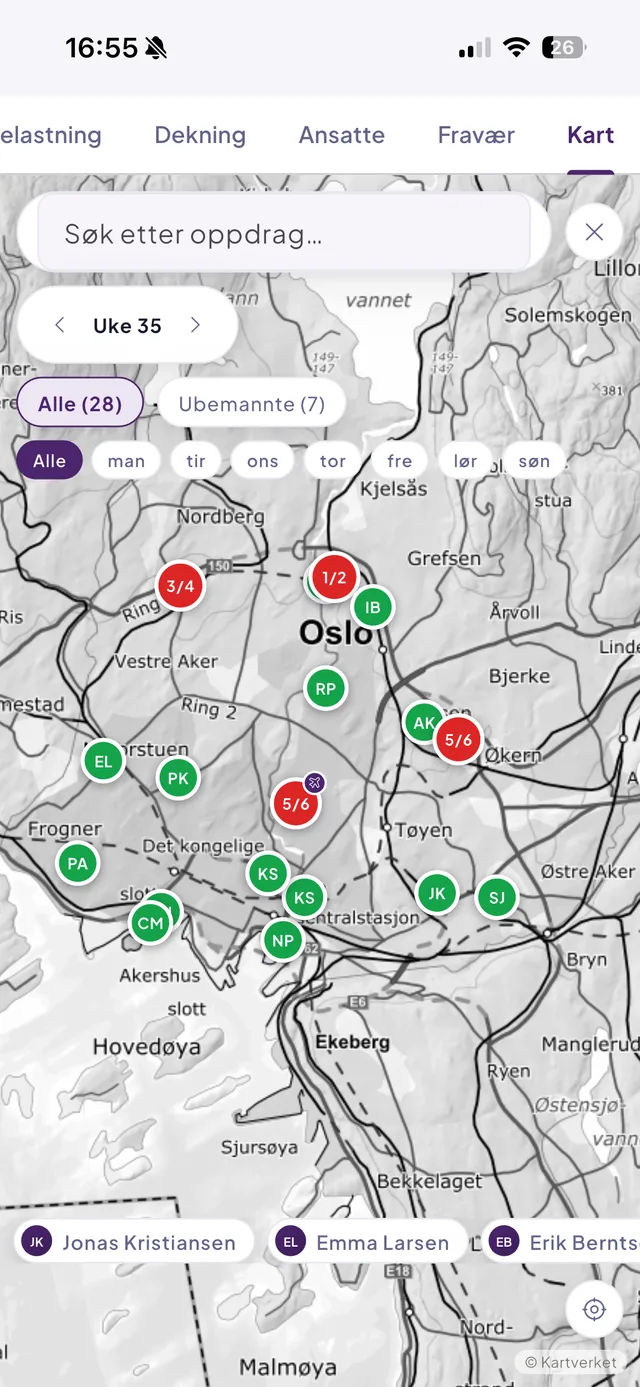 Kart-fanen i Effiora-appen for uke 35: grønne nåler med initialer, røde nåler med «3/4» og «1/2» for udekkede vakter, og et fly for vikarbehov